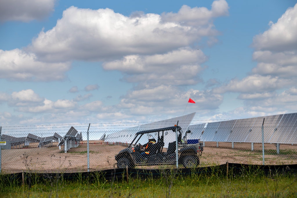 Uma queda acentuada no preço dos painéis solares ajudou a indústria a se expandir. Crédito ...Deanne Fitzmaurice para o New York Times