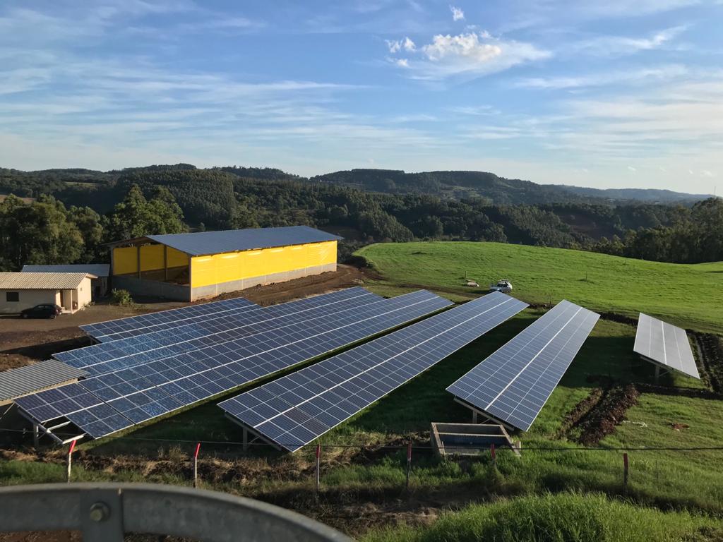 Sistema Fotovoltaico de 150kWp sendo instalado em Codilheira-SC é mais uma obra da Elekt Engenharia que já aponta crescimento na demanda por projetos e novos negócios.